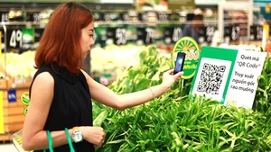 Tại nhiều hệ thống siêu thị lớn, việc gắn QR Code được sử dụng rộng rãi tạo niềm tin cho người tiêu dùng. (Nguồn Icheck.vn)