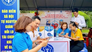 Tuyên truyền, phổ biến sâu rộng, giúp nhiều người hiểu hơn về chính sách bảo hiểm xã hội. (Ảnh THỦY HÀ)