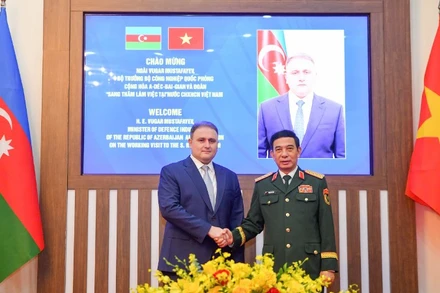 Đại tướng Phan Văn Giang và Bộ trưởng Công nghiệp quốc phòng Azerbaijan Vugar Mustafayev. (Ảnh: THẾ ĐẠI)