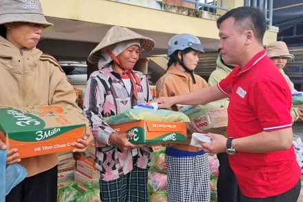 Hội Chữ thập đỏ tỉnh Đắk Lắk cứu trợ người dân bị thiệt hại bởi bão số 13.