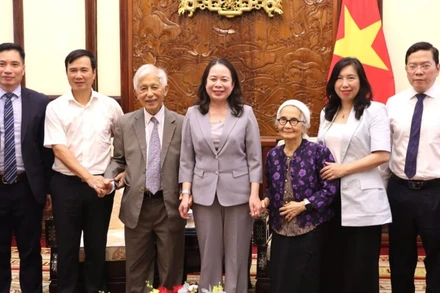 Phó Chủ tịch nước Võ Thị Ánh Xuân gặp mặt Giáo sư Trần Thanh Vân và Giáo sư Lê Kim Ngọc. 