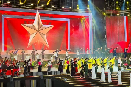 “Bản hùng ca chiến thắng” không chỉ là một chương trình nghệ thuật mà còn là hành trình ngược dòng lịch sử, tái hiện các dấu mốc quan trọng trong chặng đường 80 năm của Bộ Tổng Tham mưu.