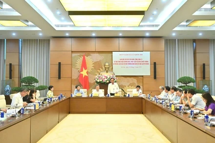 Quang cảnh cuộc làm việc của Đoàn giám sát. 