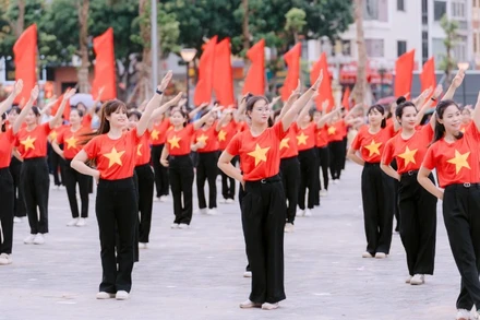 Phụ nữ Thủ đô đồng loạt biểu diễn dân vũ trên nền nhạc các ca khúc ca ngợi tình yêu quê hương, đất nước, Thủ đô Hà Nội. 