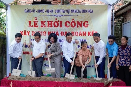Lãnh đạo thành phố Hà Nội thực hiện nghi thức khởi công xây dựng nhà Đại đoàn kết tại xã Ứng Hòa.