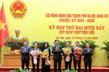 Bí thư Thành ủy Hà Nội Nguyễn Duy Ngọc chúc mừng các đồng chí tân lãnh đạo của thành phố. 