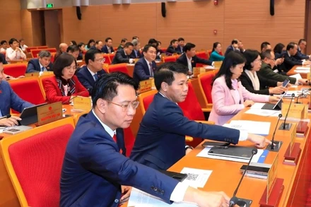Các đại biểu Hội đồng nhân dân thành phố Hà Nội biểu quyết tại kỳ họp thứ 27.