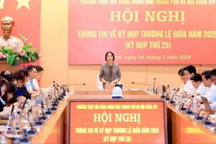 Phó Chủ tịch Hội đồng nhân dân thành phố Hà Nội Phạm Thị Thanh Mai trao đổi các vấn đề báo chí quan tâm.