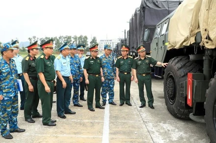 Đoàn công tác Tổng cục Hậu cần-Kỹ thuật kiểm tra trang thiết bị, phương tiện. 