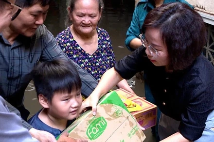 Đoàn công tác của Mặt trận Tổ quốc Việt Nam thành phố Hà Nội tới thăm, tặng quà, động viên một số hộ dân bị ảnh hưởng do mưa, lũ tại phường Từ Liêm.