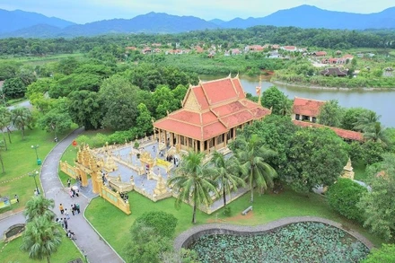 Làng Văn hóa-Du lịch các dân tộc Việt Nam tại Hòa Lạc (Hà Nội).