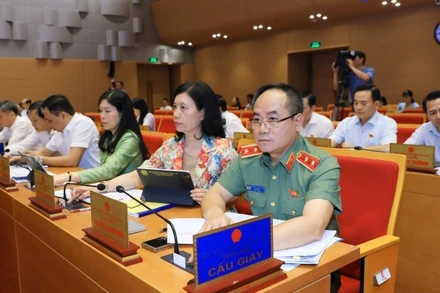 Đại biểu Hội đồng nhân dân thành phố Hà Nội bấm biểu quyết thông qua chủ trương thực hiện dự án.