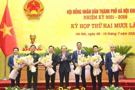 Chủ tịch Hội đồng nhân dân thành phố Hà Nội Nguyễn Ngọc Tuấn chúc mừng các đồng chí nhận nhiệm vụ mới.