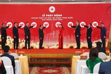 Các đại biểu thực hiện nghi thức phát động Phong trào thi đua yêu nước toàn quốc, giai đoạn 2025-2030.