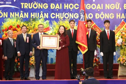 Phó Chủ tịch nước Võ Thị Ánh Xuân trao Huân chương Lao động hạng Nhất tặng Trường đại học Ngoại ngữ, Đại học Quốc gia Hà Nội.
