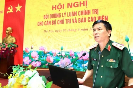 Trung tướng Đỗ Văn Thiện, Bí thư Đảng ủy, Chính ủy Tổng cục Hậu cần-Kỹ thuật phát biểu khai mạc hội nghị.