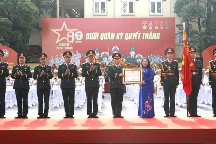 Phó Chủ tịch nước Võ Thị Ánh Xuân trao Huân chương Bảo vệ Tổ quốc hạng Nhì tặng Đoàn Nghi lễ Quân đội. 