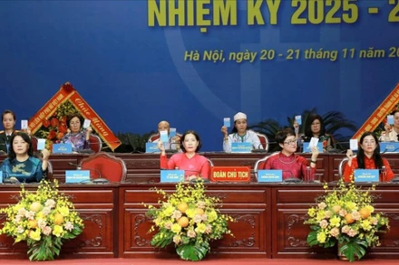 Các đại biểu thông qua Nghị quyết Đại hội. 