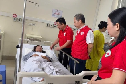 Đại diện Trung ương Hội Chữ thập đỏ Việt Nam thăm hỏi, hỗ trợ nạn nhân vụ lật tàu du lịch tại Vịnh Hạ Long.