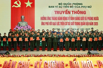 Biểu dương và tặng quà các gia đình tiêu biểu thuộc các cơ quan, đơn vị đóng quân trên địa bàn thành phố Hà Nội.