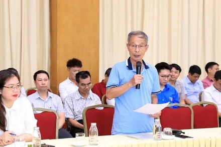 Cử tri quận Hoàn Kiếm kiến nghị tại cuộc tiếp xúc với tổ đại biểu của Hội đồng nhân dân thành phố ngày 24/6.