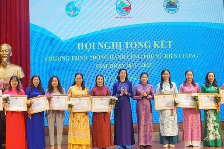 Biểu dương các tập thể, cá nhân có thành tích xuất sắc trong thực hiện Chương trình "Đồng hành cùng phụ nữ biên cương". 