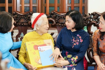 Chủ tịch Hội Liên hiệp Phụ nữ Việt Nam Nguyễn Thị Tuyến thăm hỏi Bà mẹ Việt Nam Anh hùng Lê Thị Thanh. (Ảnh: THU HÀ)