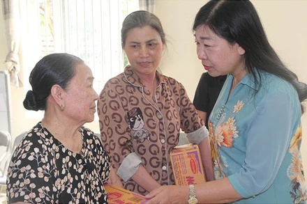 Chủ tịch Ủy ban Mặt trận Tổ quốc Việt Nam thành phố Hà Nội Nguyễn Lan Hương động viên, thăm hỏi các hộ dân tại phường Tây Mỗ