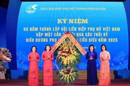 Chủ tịch Hội Liên hiệp Phụ nữ Việt Nam Nguyễn Thị Tuyến tặng hoa chúc mừng Hội Liên hiệp Phụ nữ thành phố Hà Nội.