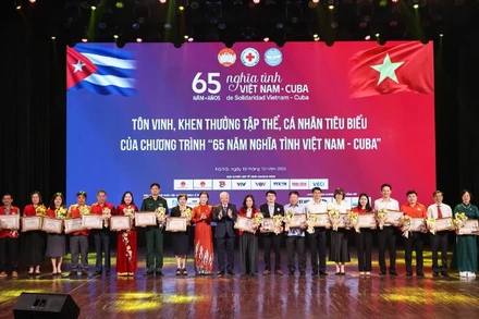 Tôn vinh, khen thưởng các tập thể, cá nhân tiêu biểu của Chương trình vận động ủng hộ nhân dân Cuba. 