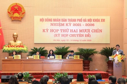 Phó Chủ tịch Thường trực Ủy ban nhân dân thành phố Hà Nội Dương Đức Tuấn trình bày tờ trình tại kỳ họp thứ 29.