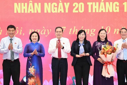 Chủ tịch Quốc hội Trần Thanh Mẫn và các Phó Chủ tịch Quốc hội tặng hoa chúc mừng đại diện nữ đại biểu Quốc hội chuyên trách, nữ lãnh đạo các Đảng bộ trực thuộc Đảng ủy Quốc hội. (Ảnh: DUY LINH)