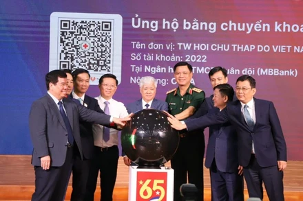 Chủ tịch Ủy ban Trung ương Mặt trận Tổ quốc Việt Nam Đỗ Văn Chiến cùng các đại biểu bấm nút phát động chương trình. 