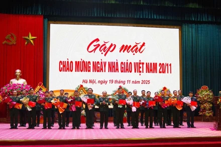 Lãnh đạo Học viện Quốc phòng trao Chứng nhận Nghiên cứu viên chính, Giảng viên cao cấp, Giảng viên chính năm 2024, danh hiệu Giảng viên giỏi các cấp năm học 2024-2025 tặng các giảng viên, nghiên cứu viên. 