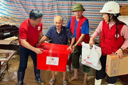 Đoàn công tác của Trung ương Hội Chữ thập đỏ Việt Nam thăm hỏi, trao hàng cứu trợ cho người dân bị ảnh hưởng bởi mưa lũ tại Nghệ An. 
