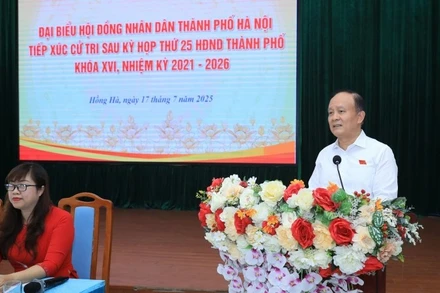 Chủ tịch Hội đồng nhân dân thành phố Nguyễn Ngọc Tuấn trao đổi với cử tri 3 phường.