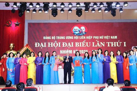 Đồng chí Đỗ Văn Chiến tặng hoa chúc mừng Ban Chấp hành Đảng bộ Trung ương Hội Liên hiệp Phụ nữ Việt Nam, nhiệm kỳ 2025-2030. 