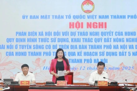 Chủ tịch Ủy ban Mặt trận Tổ quốc Việt Nam thành phố Hà Nội Nguyễn Lan Hương chủ trì Hội nghị.