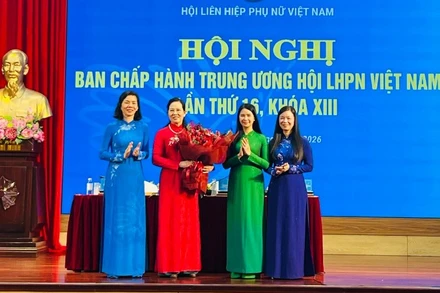 Thường trực Đoàn Chủ tịch Trung ương Hội Liên hiệp Phụ nữ Việt Nam chúc mừng tân Chủ tịch Hội Liên hiệp Phụ nữ Việt Nam Lê Thị Thủy. 