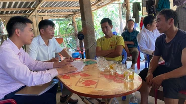 Cán bộ tín dụng Phòng Giao dịch Ngân hàng chính sách xã hội huyện Mường Nhé hướng dẫn nhân dân xã Huổi Lếch cách cài đặt phần mềm ứng dụng tín dụng chính sách trên điện thoại.