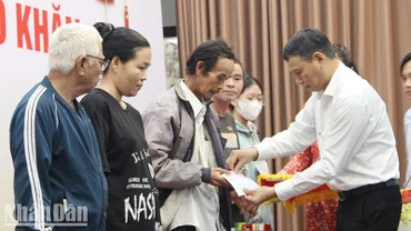 Lãnh đạo thành phố trao quà cho các hộ đặc biệt nghèo dịp Tết Nguyên đán Giáp Thìn 2024. (ẢNH: THANH TÂM)