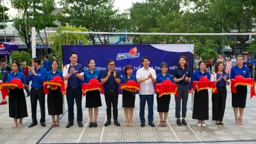 Các đại biểu cắt băng khánh thành công trình.