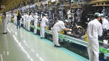 Dây chuyền lắp ráp xe máy của Công ty Honda tại Khu công nghiệp Đồng Văn II.