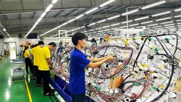 Công nhân tại Cụm công nghiệp Hà Dương trong ca sản xuất