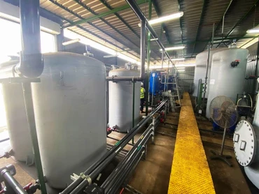 Một góc dự án thí điểm loại bỏ carbon trên đại dương của Equatic tại Nhà máy khử muối Tuas ở phía tây Singapore. Ảnh: Reuters, chụp ngày 30/8.