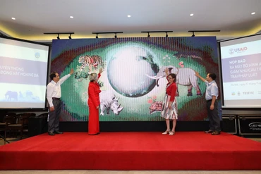 Các đại biểu thực hiện nghi thức ra mắt bộ hình ảnh truyền thông mới hướng tới giảm nhu cầu tiêu thụ động vật hoang dã trái pháp luật. 