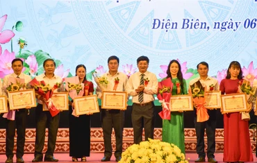 Đồng chí Lê Thành Đô, Chủ tịch Ủy ban nhân dân tỉnh Điện Biên trao Bằng khen tặng các cá nhân có thành tích xuất sắc trong các phong trào thi đua.
