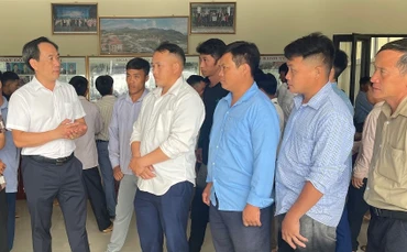 Đồng chí Bùi Minh Hải (đầu tiên bên trái), Bí thư Huyện ủy Mường Nhé trao đổi với các trưởng bản, bí thư chi bộ các bản, khu dân cư về dự hội nghị.