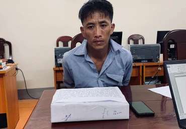 Vàng A Dia cùng tang vật khi bị bắt giữ.