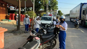 Xử lý các em học sinh vi phạm giao thông.